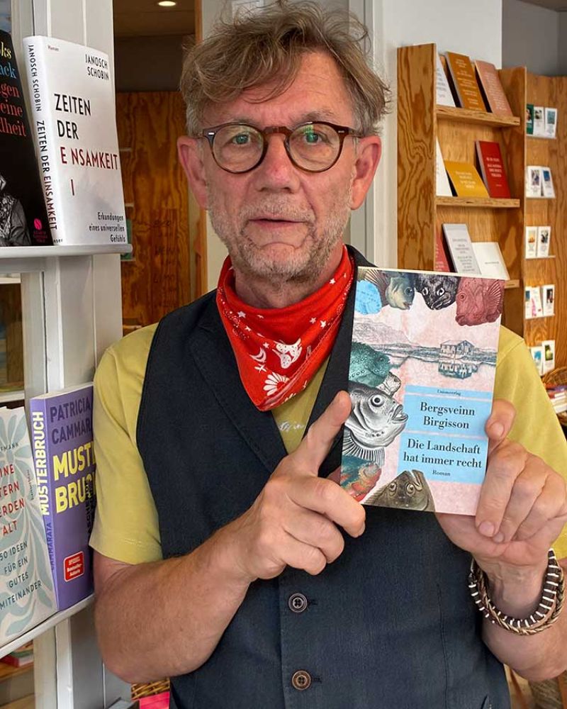 Bild: Olaf Nocke mit Buch Die Landschaft hat immer recht